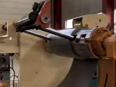 LNCF6-1600三機(ji)一體高配(pei)型精密型(xing)料架矯直(zhi)送料機